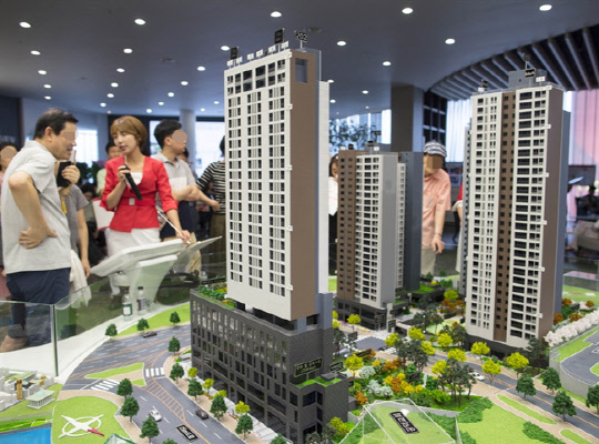 SK건설이 2017년 분양한 공덕 SK리더스뷰에서 계약이 취소된 1가구에 대해 14일 입주자 모집에 나선다. 당첨만 되면 시세 차익이 최대 6억원이라 수요자의 관심이 높을 것으로 예상된다. 사진은 2017년 8월 분양 당시 공덕 SK리더스뷰 견본주택 전경.<연합뉴스>